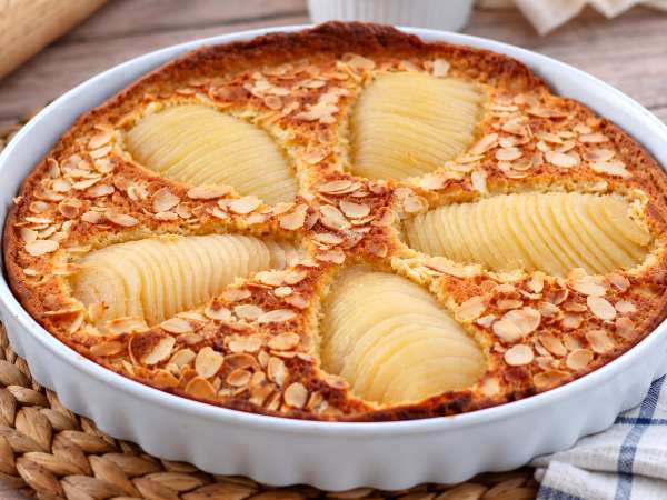 Pere e mandorle, l’abbinamento d’autunno che rende torte e dessert ancora più profumati, morbidi e irresistibili