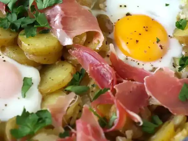Non sapete cosa preparare stasera? Con patate e uova avete già quasi tutto il necessario per questo pasto semplice, gustoso e pronto con pochi ingredienti