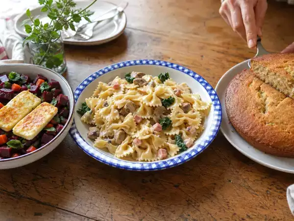 Menu dal 8 ottobre: insalata di barbabietole, farfalle ai funghi e torta di banane facile