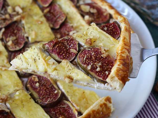 Fichi, brie e noci: la crostata sottile di fine settembre che profuma d’autunno e porta in tavola il lato più goloso dei fichi di stagione