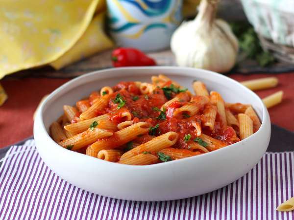 Una lattina di pomodori e la cena è risolta: idee per la pasta che trasformano un ingrediente base della dispensa in un vero e proprio pasto