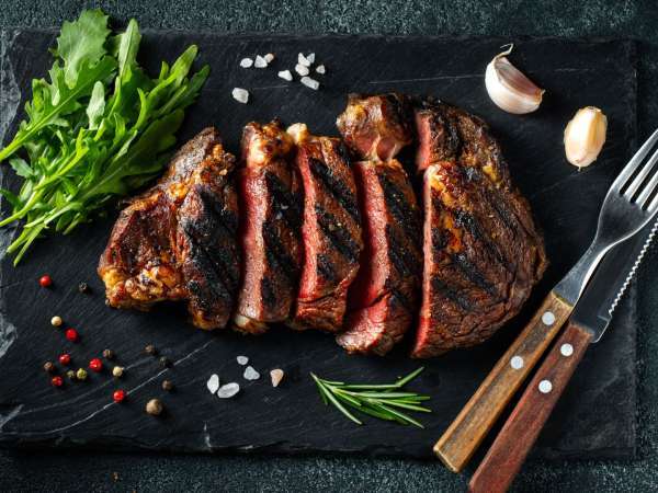 La vostra carne perde troppo succo appena la tagliate? Il semplice trucco di aspettare qualche minuto può cambiare il risultato