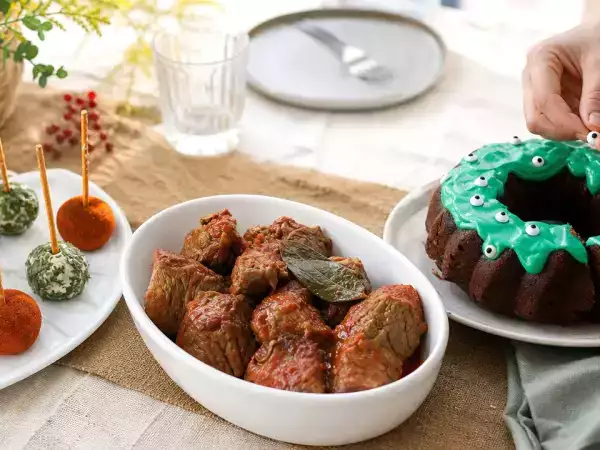 Menu del giorno, 16 ottobre: palline di ricotta salate, spezzatino di vitello all'alloro e bundt cake di Halloween