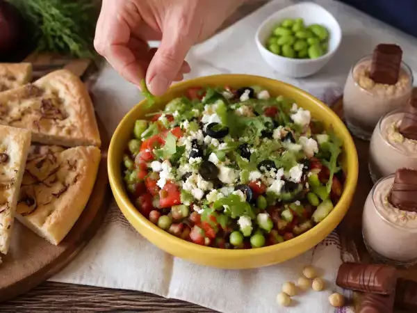 Menu vegetariano, 10 ottobre: un viaggio tra focacce profumate, insalate colorate e dessert golosi
