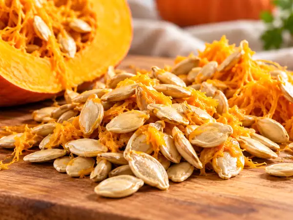 Semi di zucca, non buttarli: come prepararli in pochi minuti e trasformarli in uno snack croccante e sfizioso