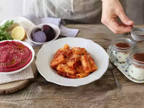 Menù del giorno, 20 ottobre 2026: hummus rosa, pasta calabrese piccante e tiramisù al tofu