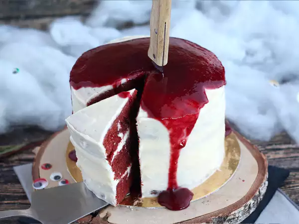 Red velvet di Halloween, la torta rossa che fa scena appena arriva in tavola