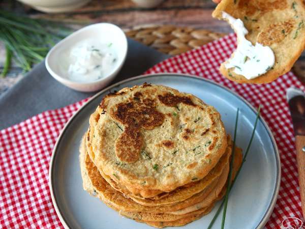 Soffici, leggeri e ricchi di proteine: questi pancake salati hanno un ingrediente che ti sorprenderà
