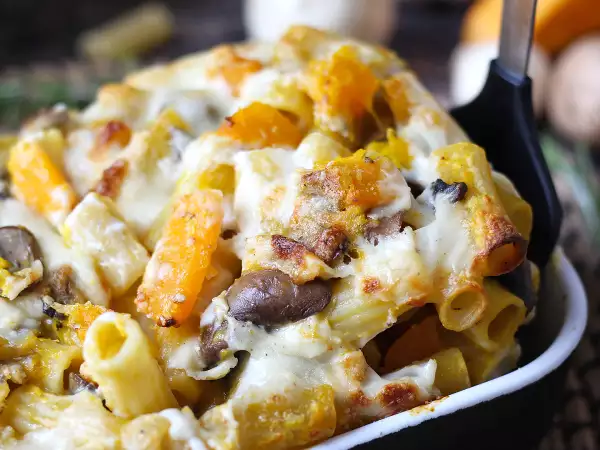 Questa pasta al forno unisce cremosità e profumo d’autunno, portando in tavola i sapori di stagione