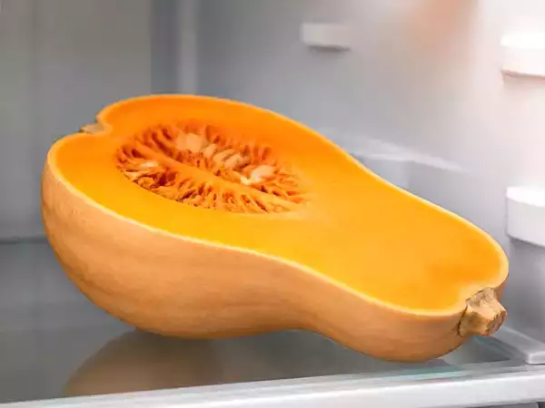 Hai tagliato la zucca? Ecco per quanto tempo si conserva in frigo, meno di quanto immagini