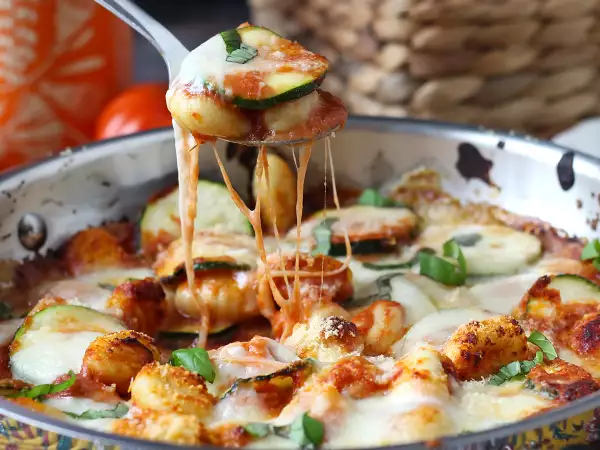 Hai gnocchi in dispensa? Ecco la cena filante quasi pronta, perfetta per una serata senza stress