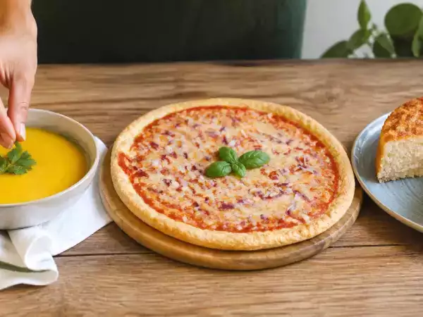 Menu vegetariano, 23 ottobre: vellutata d’autunno, pizza morbida e cocco cremoso