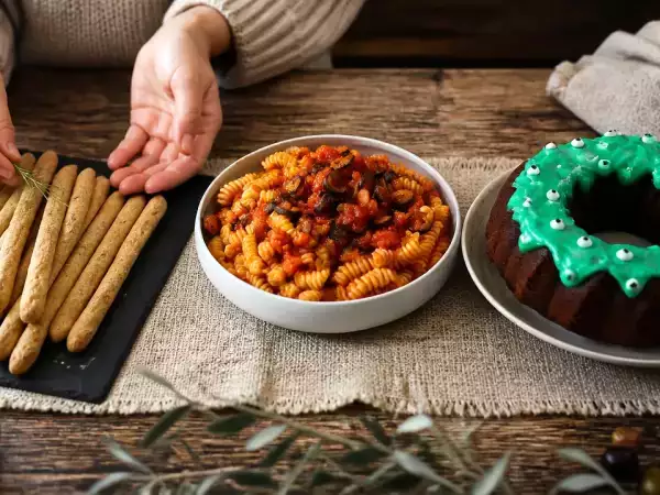 Menu vegetariano, 27 ottobre: grissini al rosmarino, pasta alle olive e bundt cake mostruosa