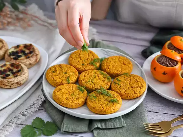Menu vegetariano, 31 ottobre: funghi ripieni, medaglioni speziati e clementine “zucca” al cioccolato