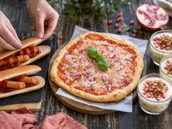Menù del giorno, 27 ottobre: hot dog di Halloween, pizza al cottage cheese e zabaione al melograno