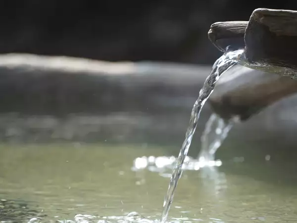 Acqua di sorgente in montagna: perché si dice che faccia cadere i denti? La leggenda è vera?