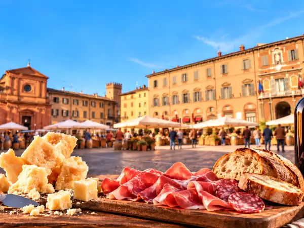 Imola si mette a tavola per 23 giorni: torna il Baccanale 2026, ecco cosa non perdere