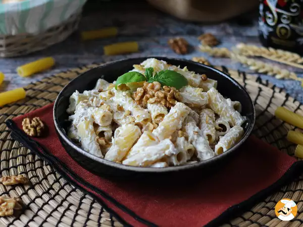 Niente basilico per il pesto? Con una manciata di noci preparate una salsa cremosa in 5 minuti