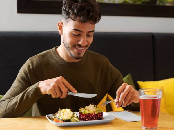 Scopri i sorprendenti benefici della masticazione corretta e del mangiare lentamente: la chiave per una salute straordinaria!