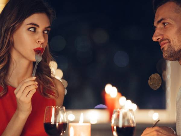 Errori a tavola che si pagano a letto: i cibi che possono sabotare il vostro desiderio sessuale a breve e lungo termine.