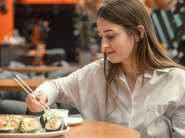 Se mangiate il sushi in questo modo, state sbagliando: quello che un giapponese non farebbe mai.