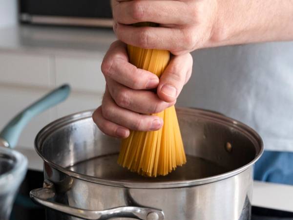 Cottura della pasta: errori comuni che possono favorire la crescita di batteri e come evitarli.