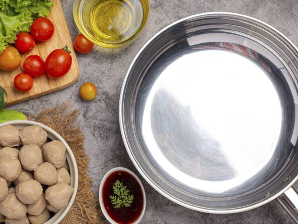 Teflon addio! La guida definitiva per cucinare senza tossine con l'acciaio inossidabile.