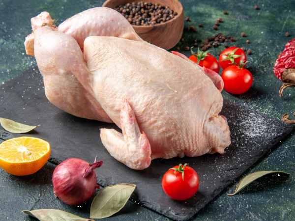 Lavate ancora il pollo crudo? Ecco perché dovreste smettere immediatamente!