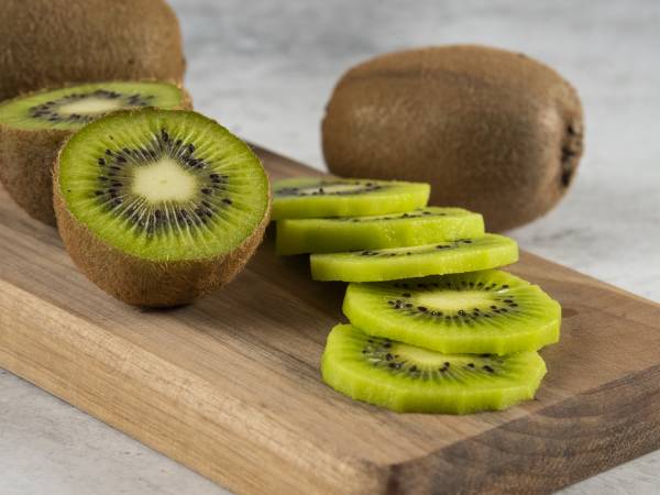 Perché tante persone mangiano i kiwi con la buccia, è solo una moda o una tendenza salutare?