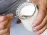 Quel liquido nello yogurt è oro puro: ecco perché non buttarlo