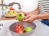 Articoli: Lavi la frutta in modo corretto? Scopri gli errori che danneggiano la tua salute
