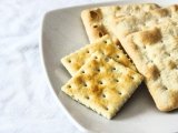 Articoli: Perché i cracker hanno i buchetti? La vera ragione svelata