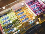 Articoli: Scoperta shock: una sola gomma da masticare rilascia migliaia di microplastiche