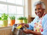 Articoli: Il trucco della nonna per far brillare le padelle con un solo ingrediente (E ce l’hai già in casa!)