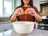Articoli: Questo è il modo giusto per rompere un uovo (ed evitare che i gusci finiscano nel cibo!)