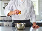 Articoli: Come rompere un uovo con una mano sola: il trucco degli chef per un risultato perfetto (senza gusci!)