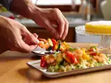 Articoli: Menu del giorno, 11 maggio: spiedini di gamberi, insalata di risoni e torta al limone