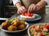Menu del 18 maggio: polpette di pancarré, insalata di farro e shortcake alle fragole, ricette facili