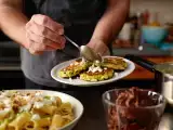 Articoli: Menu del giorno, 27 maggio: frittelle di zucchine, pasta cremosa e dolce al cioccolato
