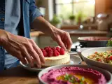 Articoli: Menu vegetariano, 2 giugno: un viaggio tra hummus colorato, cous cous fresco e cheesecake al cioccolato bianco