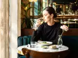 Articoli: Perché sempre più italiani scelgono un 'tavolo per uno': il nuovo lusso che ridefinisce la cena