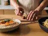 Articoli: Menu vegetariano, 4 giugno: un viaggio tra hummus speziato, spaghetti cremosi e dolcetti al cioccolato