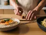 Articoli: Menu vegetariano, 4 giugno: un viaggio tra hummus speziato, spaghetti cremosi e dolcetti al cioccolato