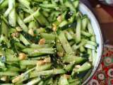 Articoli: Non riusciamo a smettere di mangiarla: questa freschissima insalata di cetrioli è diventata la nostra ossessione del momento.
