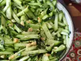 Articoli: Non riusciamo a smettere di mangiarla: questa freschissima insalata di cetrioli è diventata la nostra ossessione del momento.