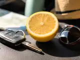 Articoli: Mal d’auto in viaggio, l’odore di limone può davvero aiutare: quando usarlo e perché funziona