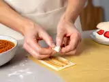Articoli: Menu vegetariano, 13 luglio: un viaggio tra sushi di pasta fillo, zuppa di lenticchie e dolce giapponese