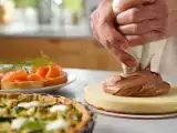 Articoli: Menu del giorno, 9 luglio: un viaggio tra sapori con bignè al salmone, una torta salata con pesto, zucchine e mozzarella e un fresco dessert