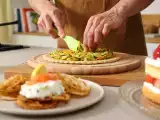 Articoli: Menu del giorno, 20 luglio: antipasto croccante al salmone, quiche a roselline di verdure e ichigo sando alle fragole
