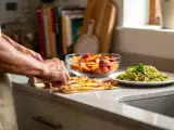 Articoli: Menu vegetariano, 20 luglio: treccine di sfoglia, farfalle al pesto e una macedonia estiva fresca